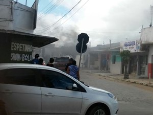 Curto-circuito causa incêndio em residência e assusta vizinhos