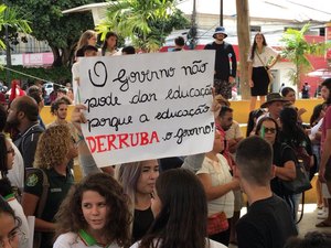 [Vídeo] Protesto contra cortes na Educação e Previdência invade ruas de Arapiraca