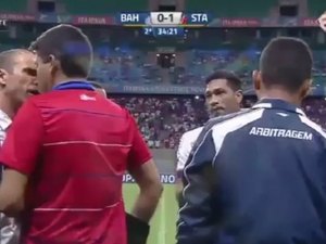 Jogo entre Bahia e Santa tem cabeçada de técnico e quebra-pau no vestiário
