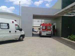 Homem invade oficina e atinge jovem com um tiro na cabeça