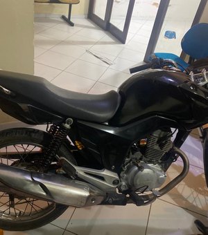 Motocicleta com queixa de roubo é encontrada abandonada, em Penedo