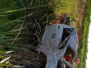 Capotamento em Marechal Deodoro deixa dois feridos; uma vítima foi arremessada do veículo