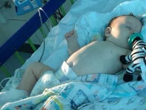 Mãe descreve 'pânico' com o filho de 11 meses infectado por Covid-19