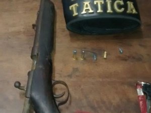 Polícia apreende menores com motocicleta roubada e arma de fogo