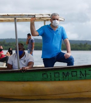 Alfredo Gaspar percorre lagoa e conhece rotina dos pescadores de Maceió