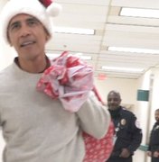 De Papai Noel, Obama distribui presentes em hospital infantil