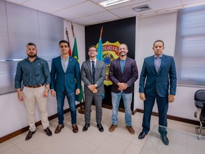 Prefeito JHC assina acordo com a Polícia Federal para porte de armas da Guarda Municipal