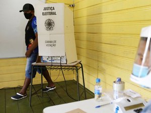 TSE volta a proibir celular, mesmo desligado, na cabine de votação