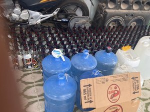 Dono de 'cachaçaria' irregular é preso falsificando bebidas em Arapiraca