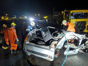 Colisão entre carro e caminhão mata motorista em Dois Riachos