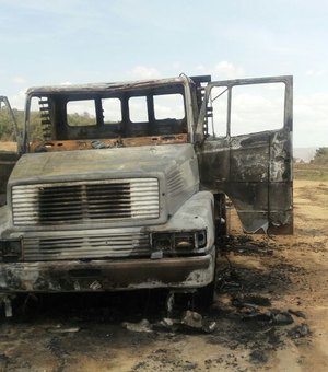 Caminhão é encontrado parcialmente queimado e motorista está desaparecido
