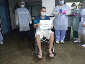 [Vídeo] Após dias entubado, paciente é curado da Covid-19 e recebe alta do Hospital Djacy Barbosa 
