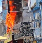 Poste pega fogo na rua São José, no bairro do Jacintinho