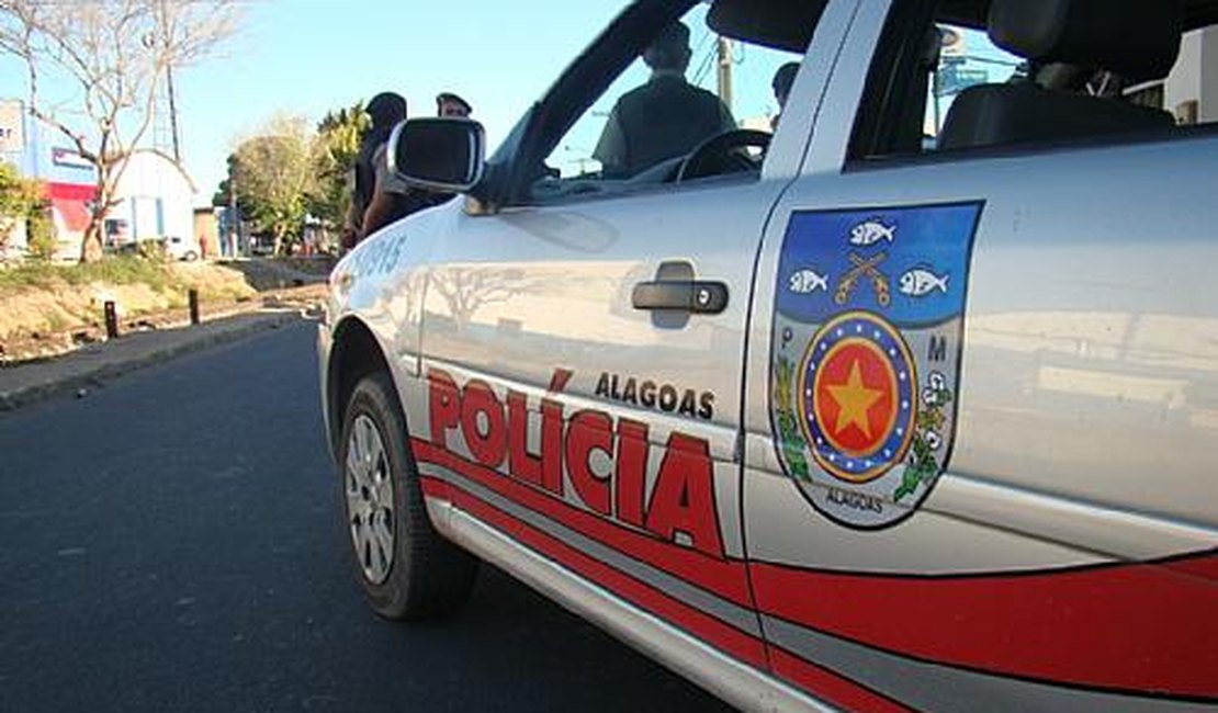 Mulher ensanguentada com bebê no colo é resgatada pela polícia em Arapiraca