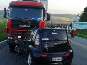Carro e caminhão colidem em São Miguel dos Campos