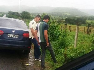 Suspeitos de estelionato são presos pela polícia na BR-316, em Palmeira dos Índios