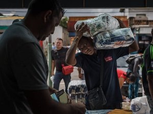 Venezuelanos inundam cidade em Roraima para comprar comida
