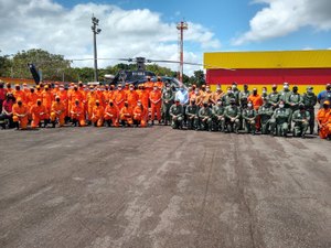 [Vídeo] Em Arapiraca, Alfredo Gaspar entrega aeronave ao Corpo de Bombeiros para atuar no interior