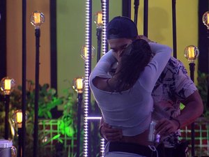 Karol Conká e Arcrebiano trocam beijos no final da Festa do Líder