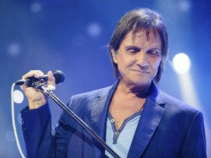 Roberto Carlos se submete a procedimento estético no pescoço