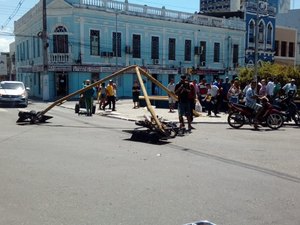 Semáforo cai e atinge motociclista no Centro de Maceió