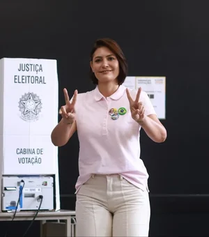 Michelle diz o que Bolsonaro achou de debate de Flávio e Lula