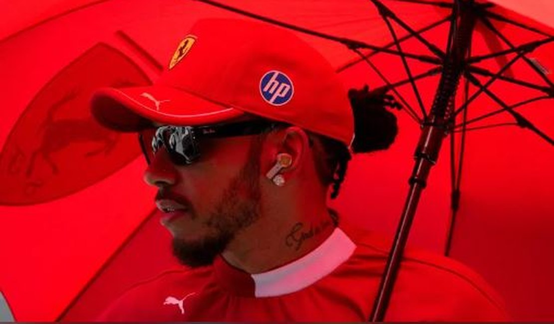Lewis Hamilton aponta McLaren como ‘inalcançável’ e pede foco total em carro de 2026