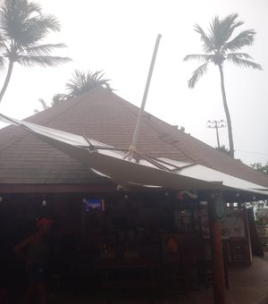 [Vídeo] Vendaval arremessa guarda-sóis contra restaurante na Praia de Pajuçara