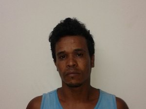 Homem acusado de homicídio é preso com arma de fogo na Zona da Mata
