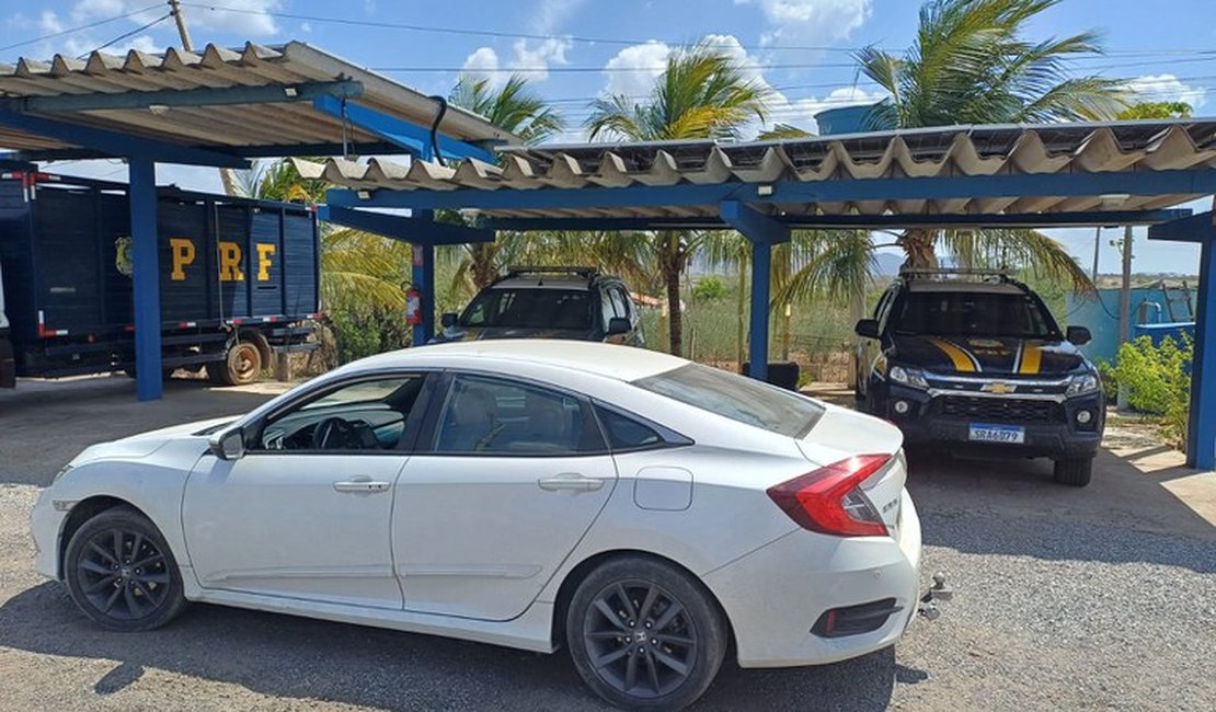 Carro roubado em Maceió é recuperado em caminhão-cegonha em Pernambuco