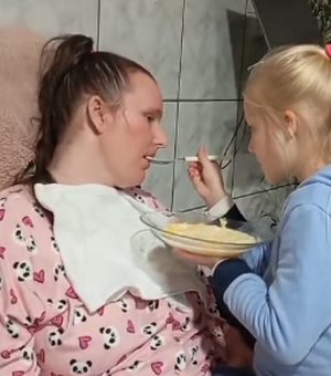 Menina de 6 anos emociona ao ajudar mãe que sofreu AVC