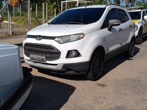 Veículos colidem na principal via da AL 101  e param o trânsito, em Ipioca