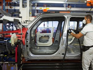 Produção industrial cai 2,4% em março e setor fecha 1º trimestre com retração