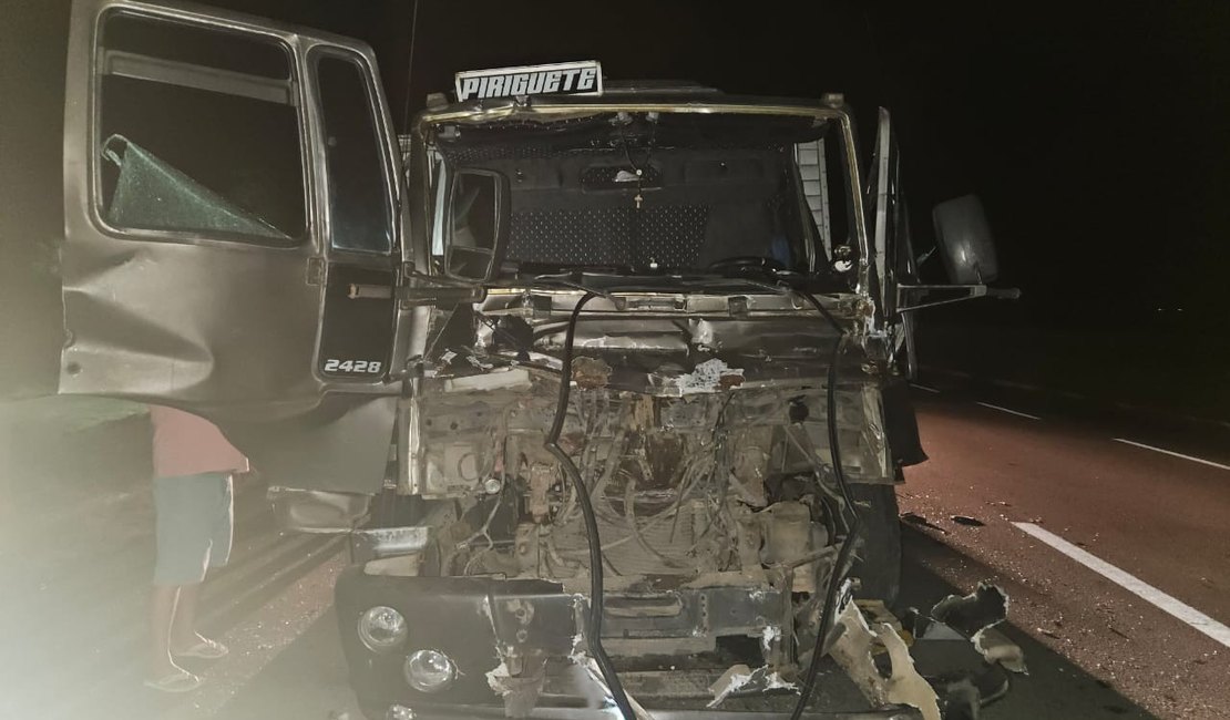 Caminhão colide em traseira de carro e motorista fica preso às ferragens no Pilar