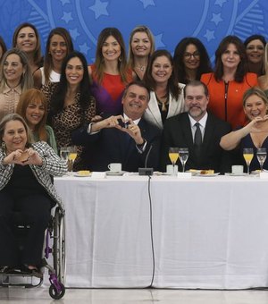 Bolsonaro toma café da manhã com bancada feminina no Congresso