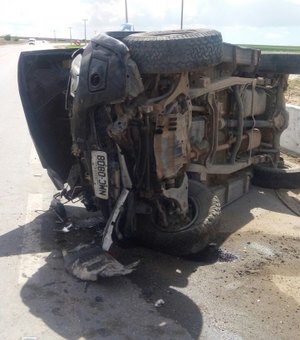 Condutor perde o controle da direção e provoca acidente na BR-101