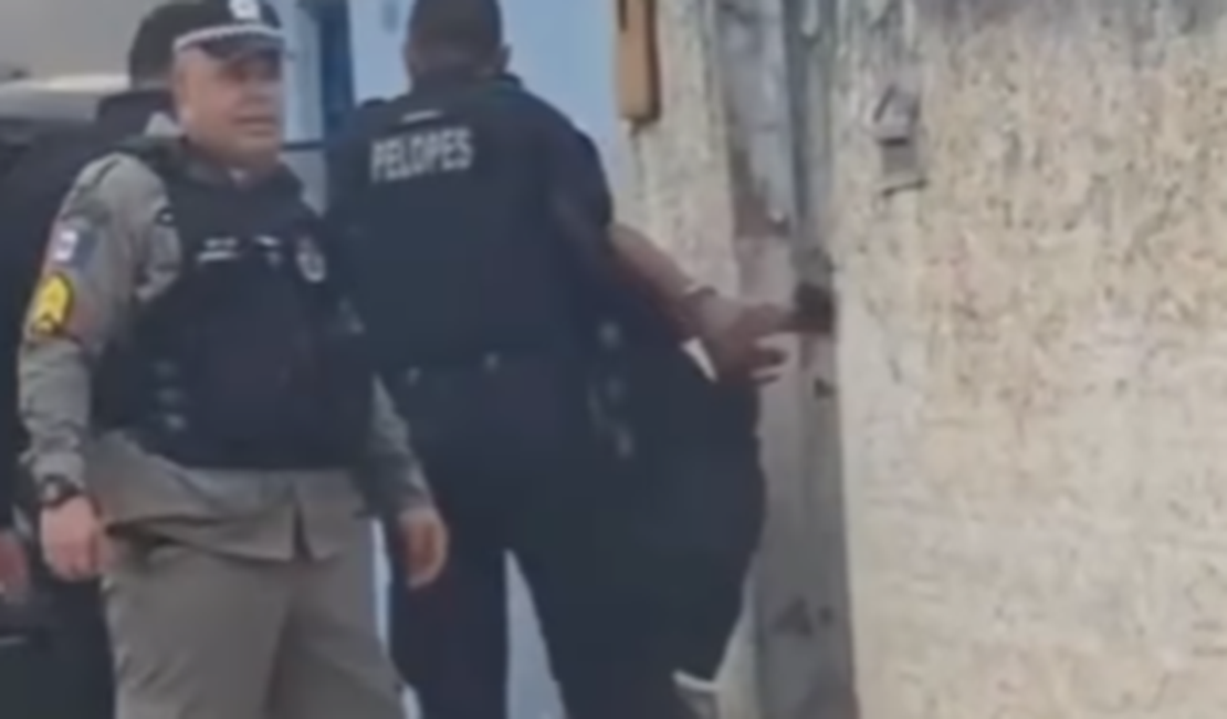 Suspeito de esfaquear taxista é preso após bater carro roubado em poste em Palmeira