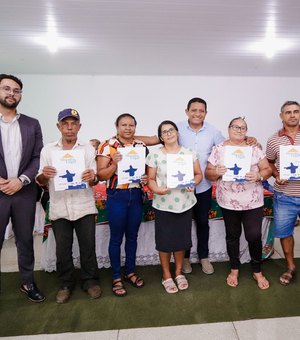 Prefeito Júlio Cezar entrega títulos de imóveis a 29 famílias por meio do programa Moradia Legal