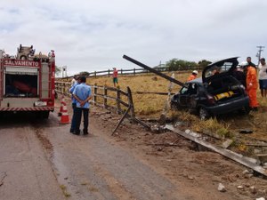 Menina que teve corpo perfurado por estaca segue em estado grave