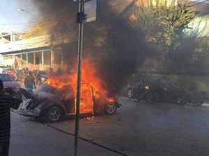 [Vídeo] Fusca que transportava ovos pega fogo e fica totalmente destruído