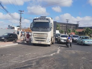 Colisão entre carro e carreta é registrada na AL-110, em Arapiraca