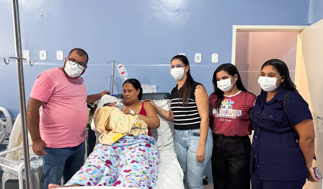 Gestantes atendidas na Santa Casa de Penedo recebem enxoval para bebê da prefeitura