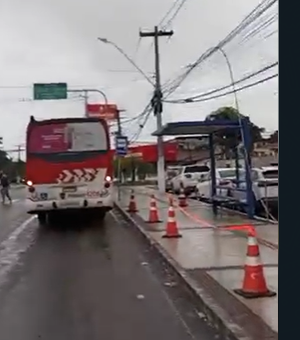[Vídeo] Fiação elétrica cai e atinge ônibus na Avenida Menino Marcelo, em Maceió