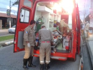 Casal é atingido por veículo em avenida de Arapiraca