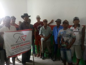 Trabalhadores rurais ocupam Prefeitura de Novo Lino