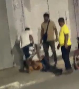 Homem é agredido por populares após ser acusado de assaltos em Arapiraca