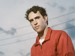 Zeca Veloso reúne Xande de Pilares, Dora Morelenbaum, os irmãos e o pai, Caetano, no álbum solo 'Boas novas'