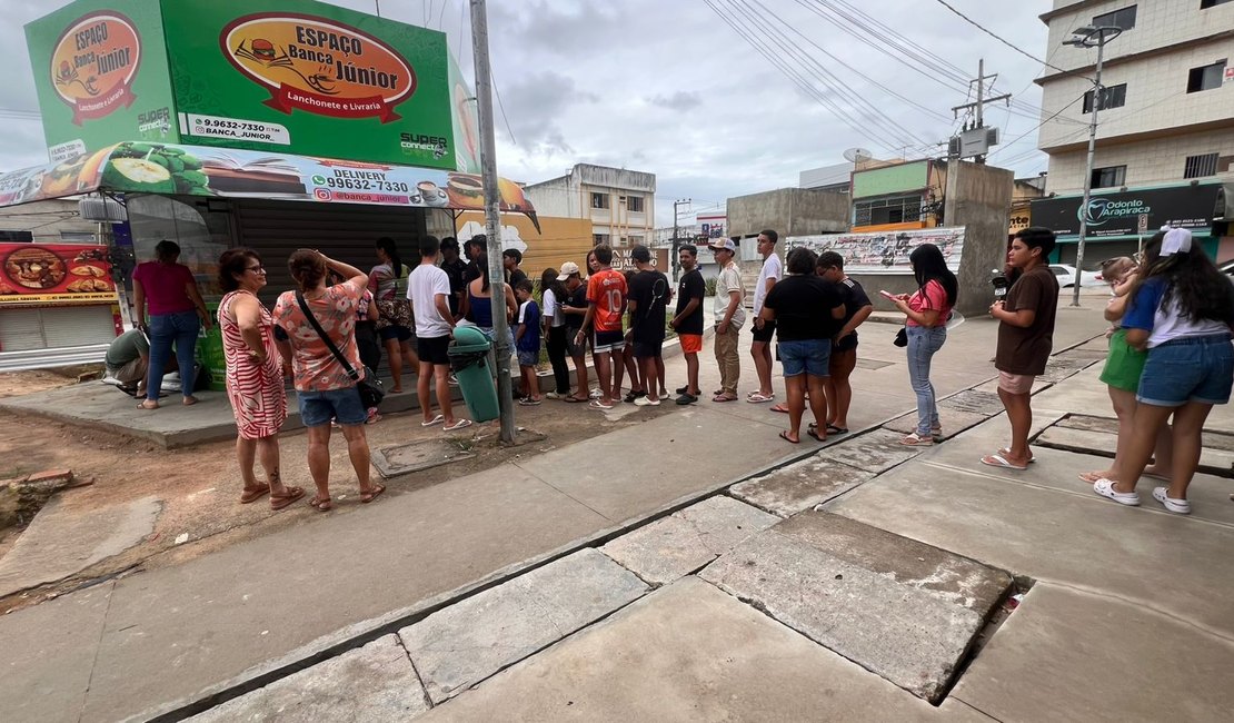 Banca de revista anuncia venda de figurinhas da Copa e gera fila durante feriado em Arapiraca