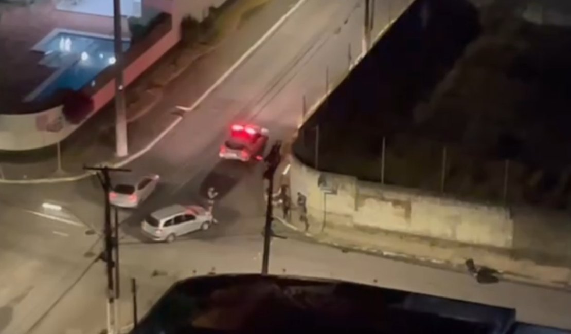 Colisão entre carro e moto resulta na amputação de dedos de motociclista no Farol