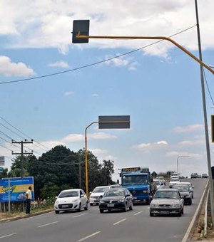 Caminhão com carga acima do permitido danifica semáforo na AL-220, em Arapiraca